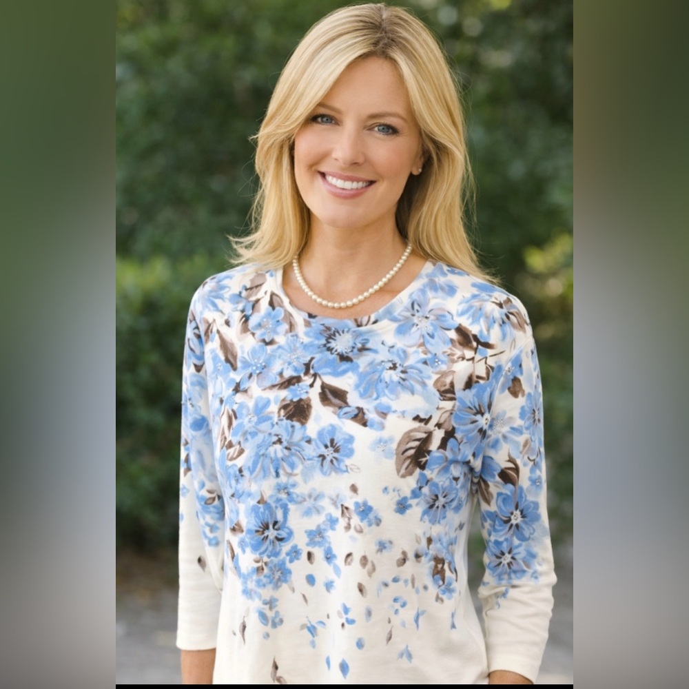 Alía floral print  sweater with tiny silver pearls. Excellent for Christmas NWOT